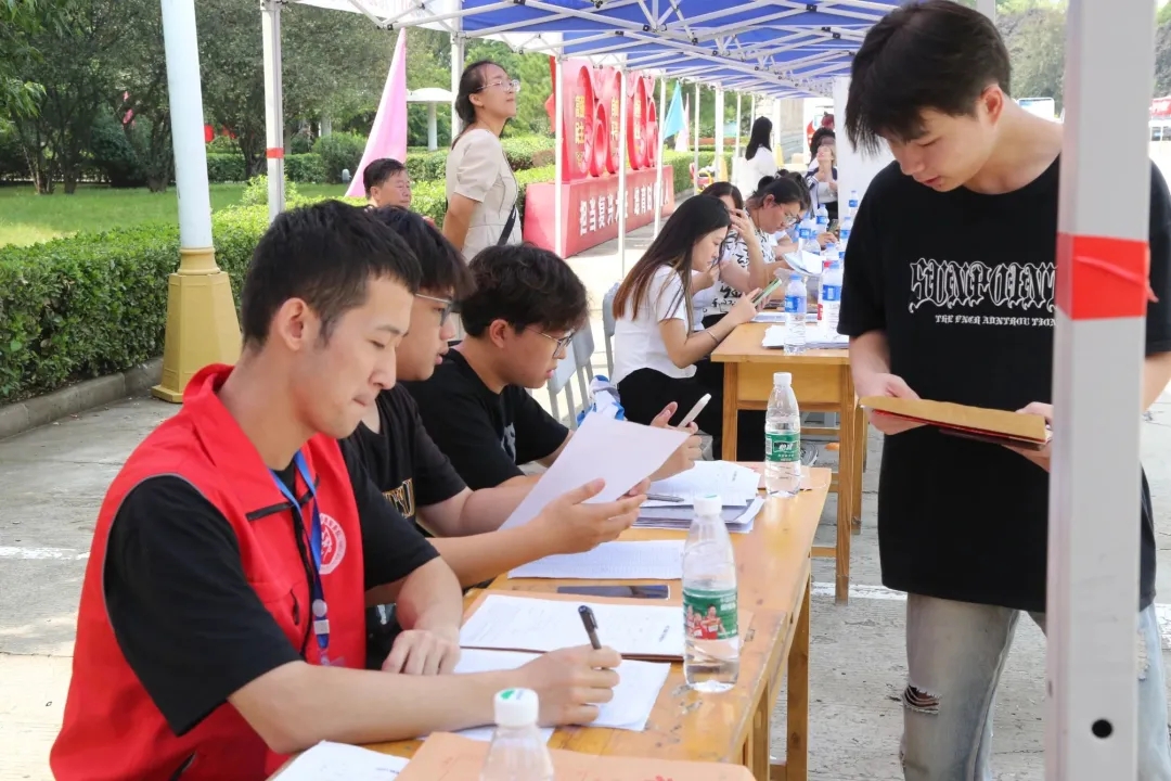 華翔學(xué)院新生報到，迎新啦！
